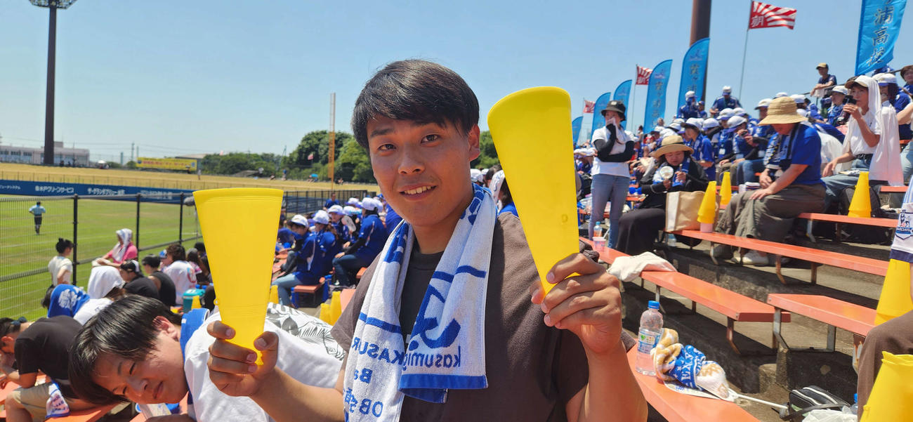 土浦日大対霞ケ浦　霞ケ浦の先発、木村優人を応援する兄瑛二さん（撮影・保坂淑子）
