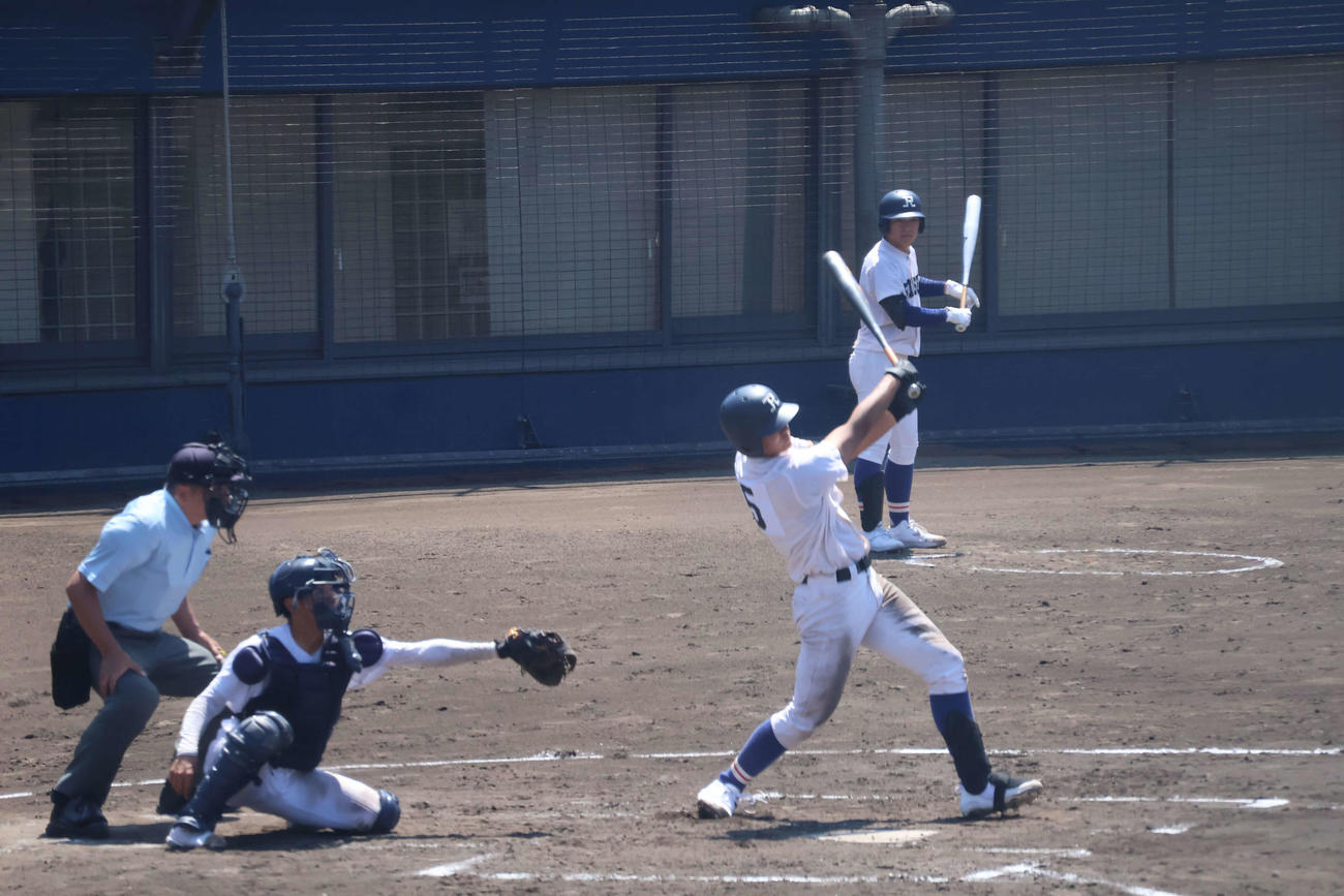履正社対八尾　3回表、左翼へ安打を放つ森田