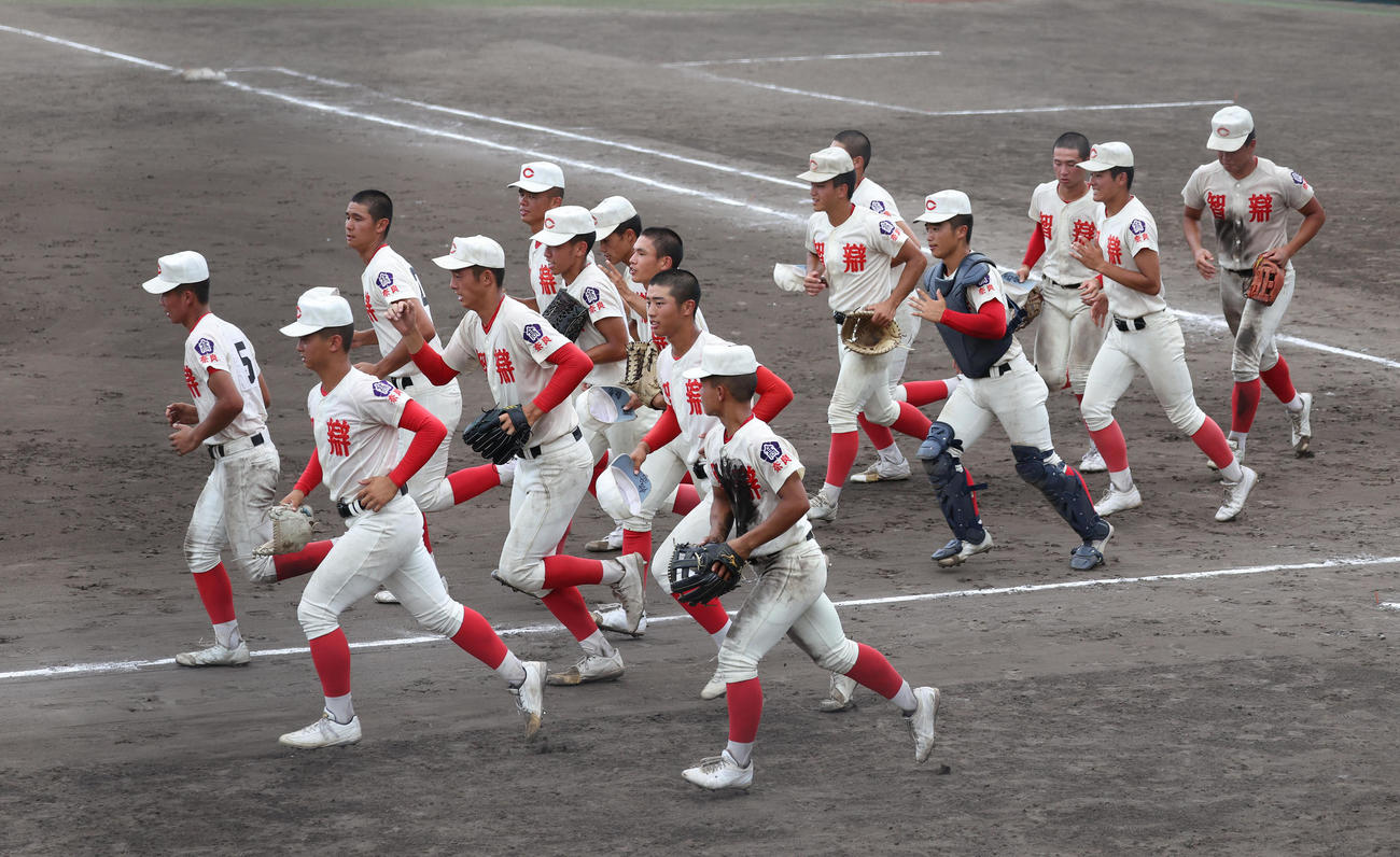 智弁学園対橿原学院　橿原学院に7回コールド勝ちをして応援席へ駆けだす智弁学園ナイン（撮影・白石智彦）