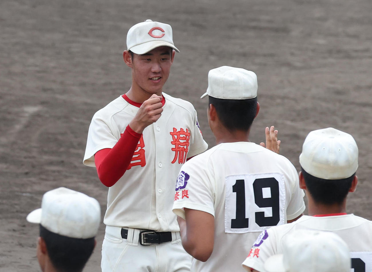 智弁学園対橿原学院　橿原学院に7回コールド勝ちをしてナインとタッチを交わす藤田（左）（撮影・白石智彦）