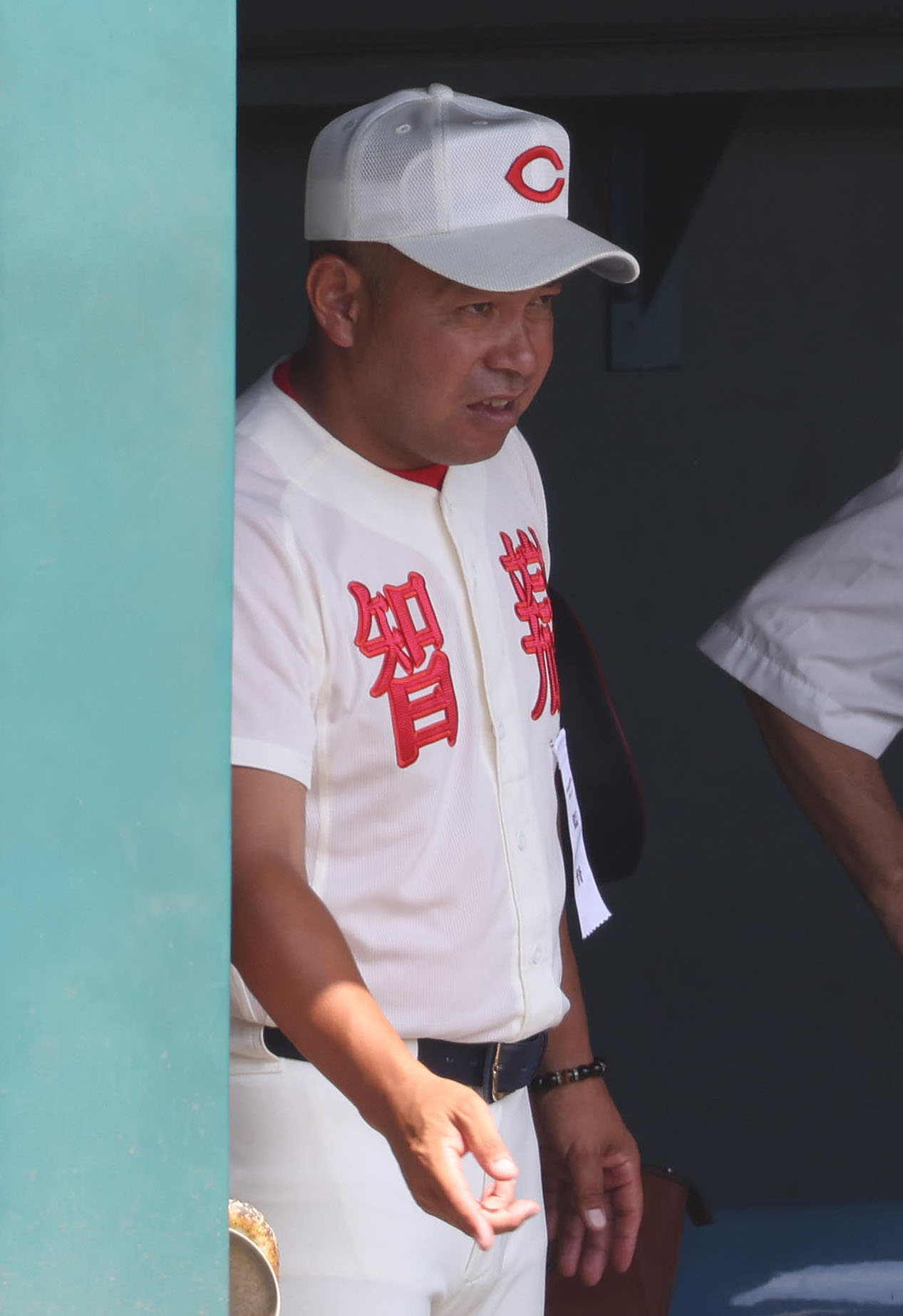 智弁学園対橿原学院　ナインに指示を出す智弁学園・小坂監督（撮影・白石智彦）