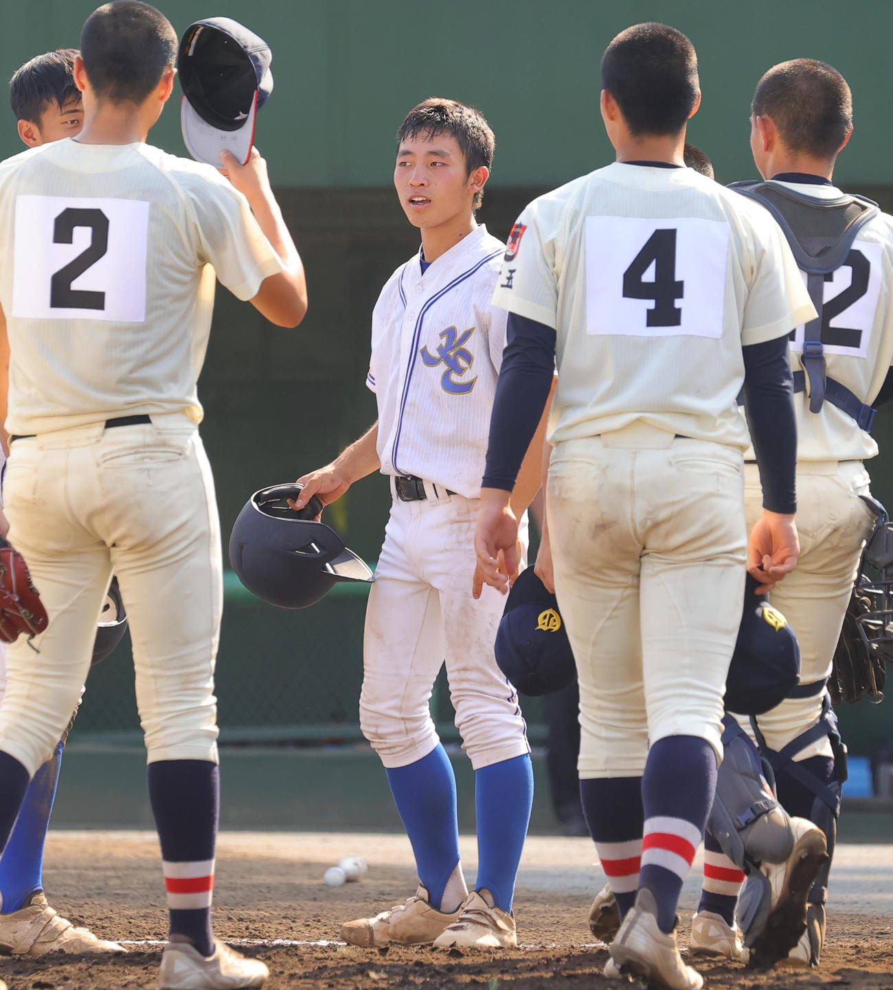 川越東対浦和学院　試合終了のあいさつを交わす川越東・山中主将（撮影・野上伸悟）