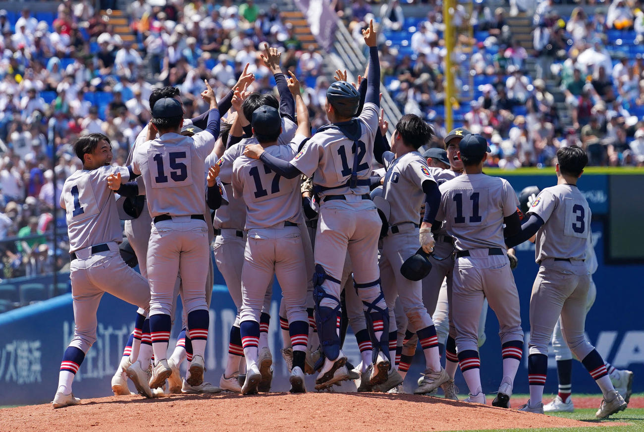慶応対横浜　甲子園出場を果たし歓喜する慶応ナイン（撮影・横山健太）