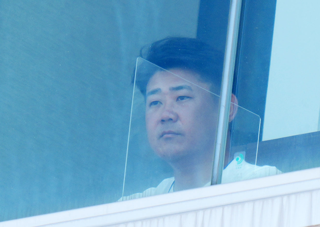 慶応対横浜　試合を見守る松坂大輔氏（撮影・横山健太）