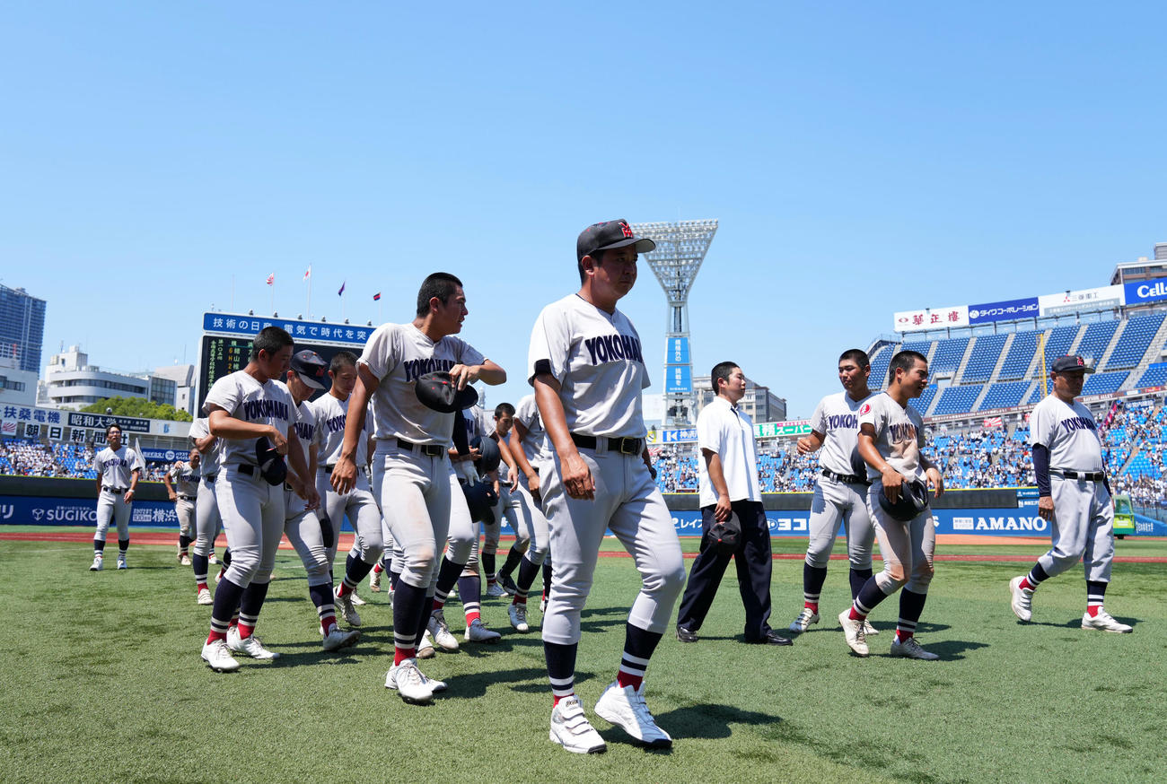 慶応対横浜　甲子園を逃し肩を落とす横浜ナイン（撮影・横山健太）
