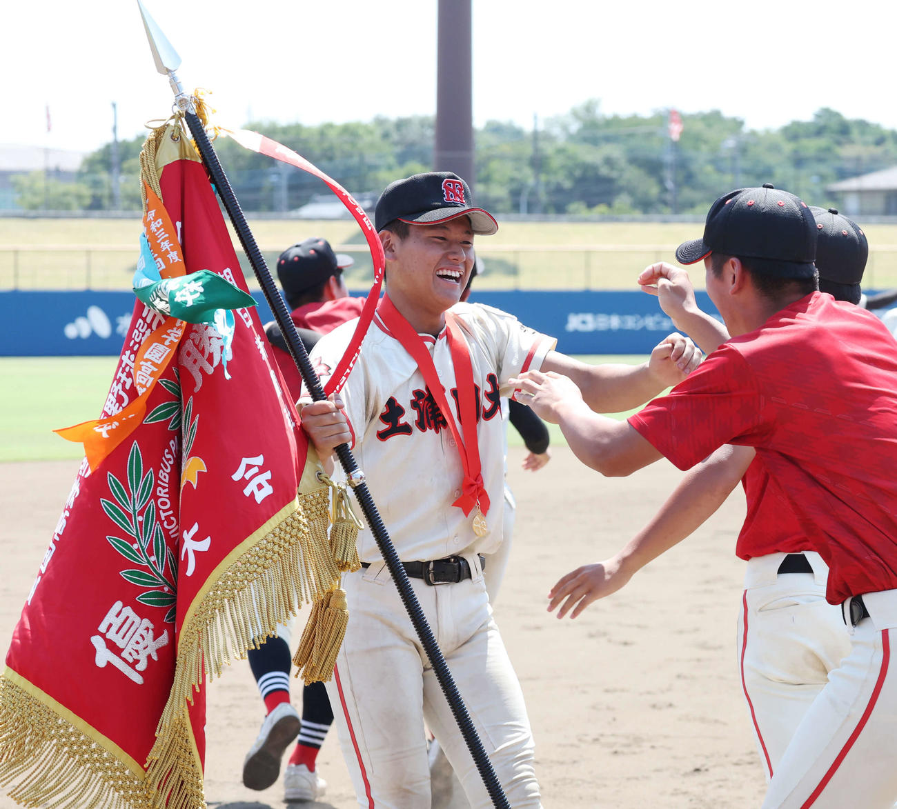 土浦日大対霞ケ浦　優勝旗を手に仲間と喜ぶ土浦日大・塚原（撮影・宮地輝）