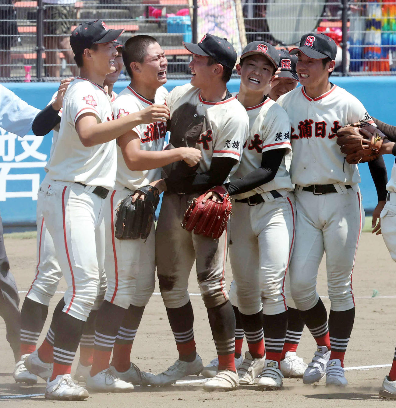 土浦日大対霞ケ浦　チームメートと優勝を喜ぶ土浦日大・塚原（左から3人目）（撮影・宮地輝）