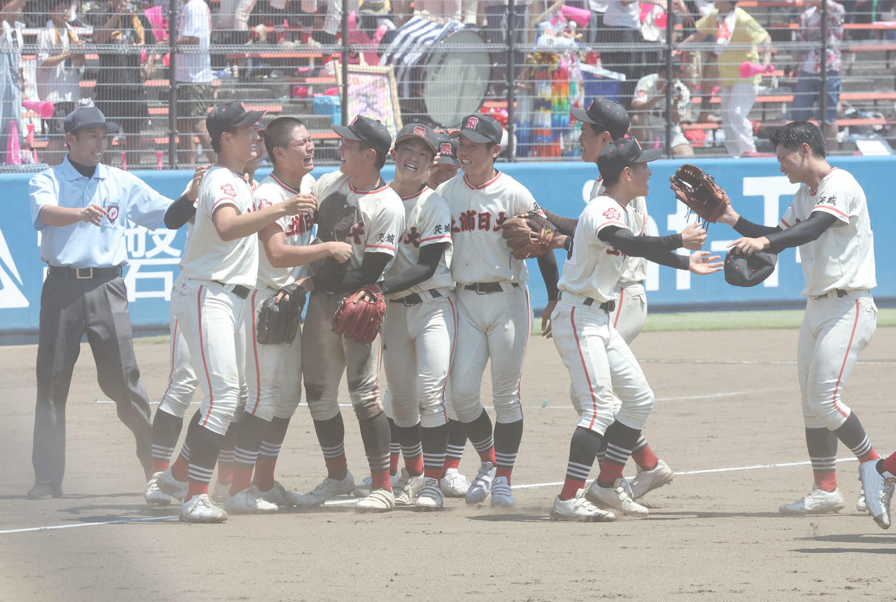 土浦日大対霞ケ浦　優勝を決め、歓喜に沸く土浦日大ナイン（撮影・宮地輝）