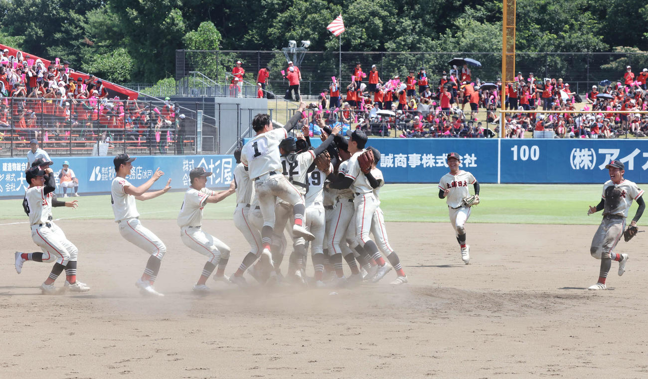 土浦日大対霞ケ浦　優勝を決め、歓喜に沸く土浦日大ナイン（撮影・宮地輝）