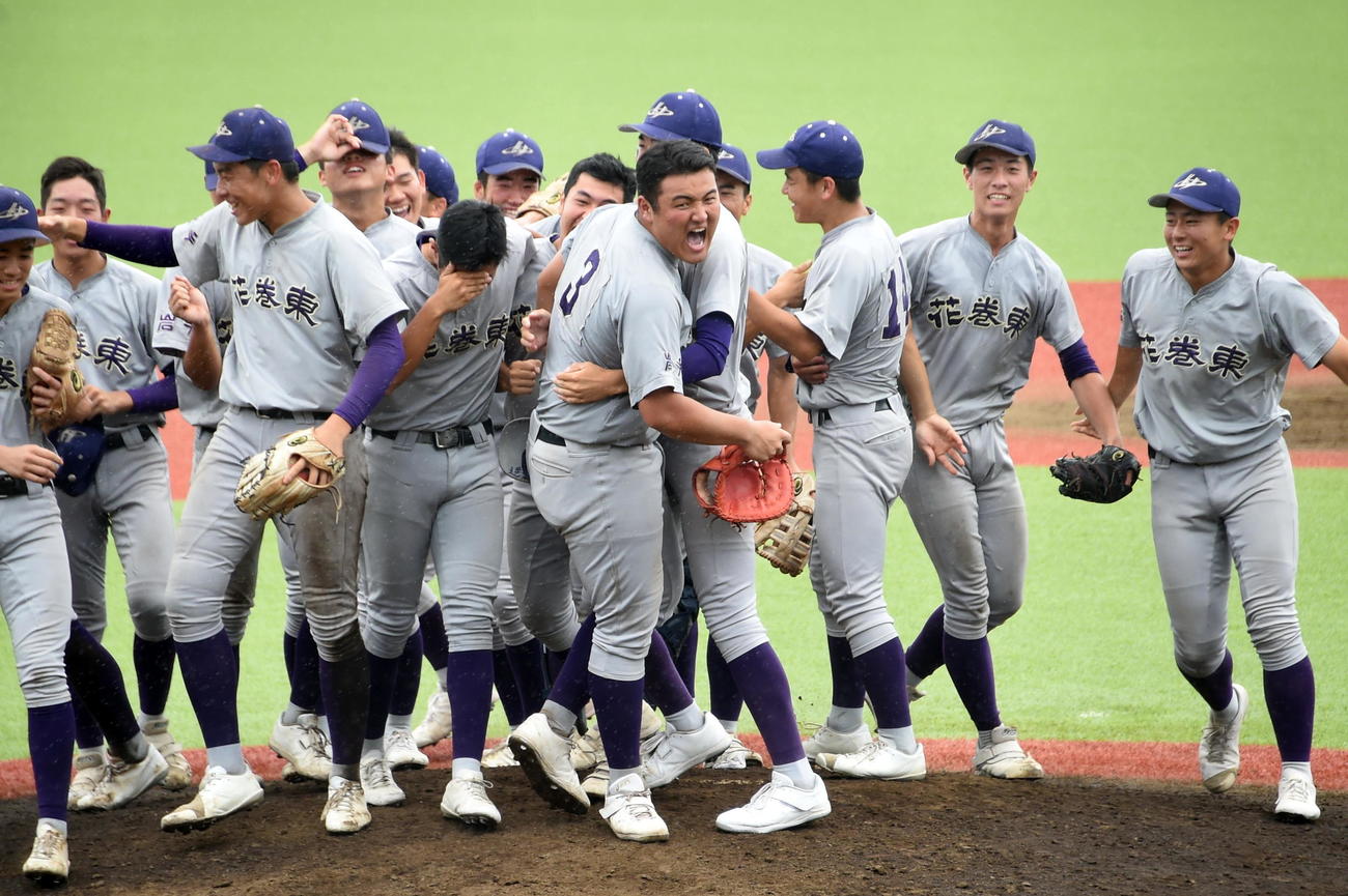 盛岡三対花巻東　4年ぶり11度目の優勝を決めてマウンド上で歓喜する花巻東ナイン（撮影・山田愛斗）