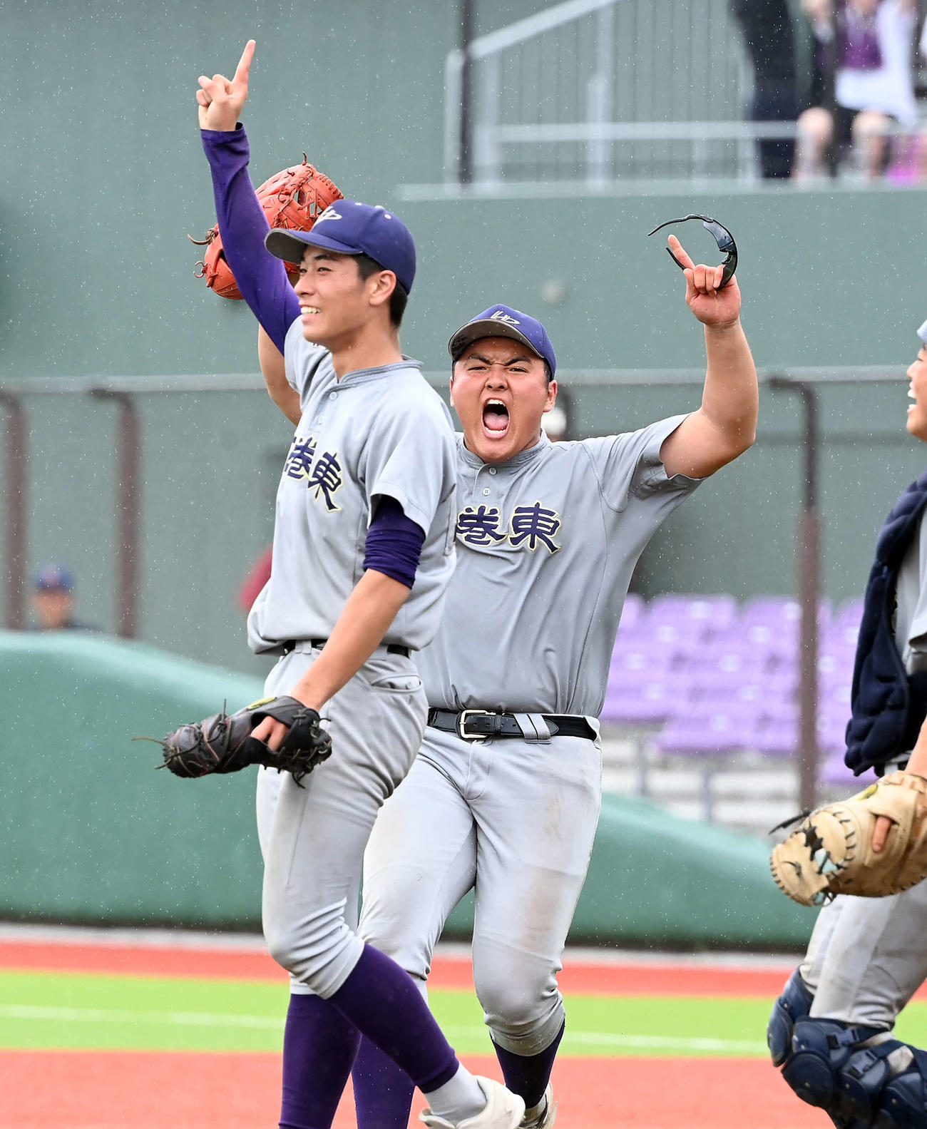 盛岡三対花巻東　優勝を飾り喜びを爆発させる花巻東・佐々木麟（撮影・たえ見朱実）