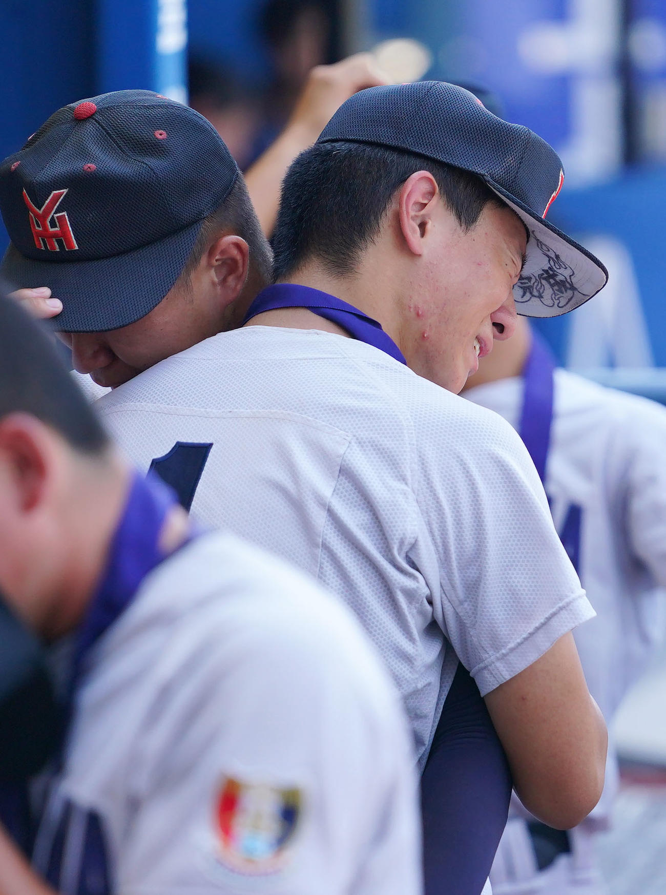 慶応対横浜　慶応に敗れ甲子園出場を果たせず悔し涙を流す横浜・杉山（右）（撮影・横山健太）