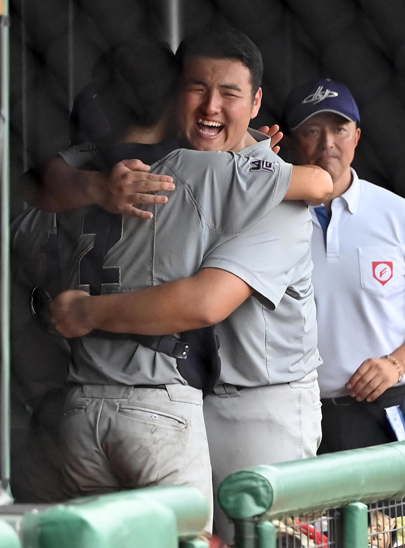 盛岡三対花巻東　優勝を飾り仲間と抱き合ってよ喜ぶ花巻東・佐々木麟（撮影・たえ見朱実）