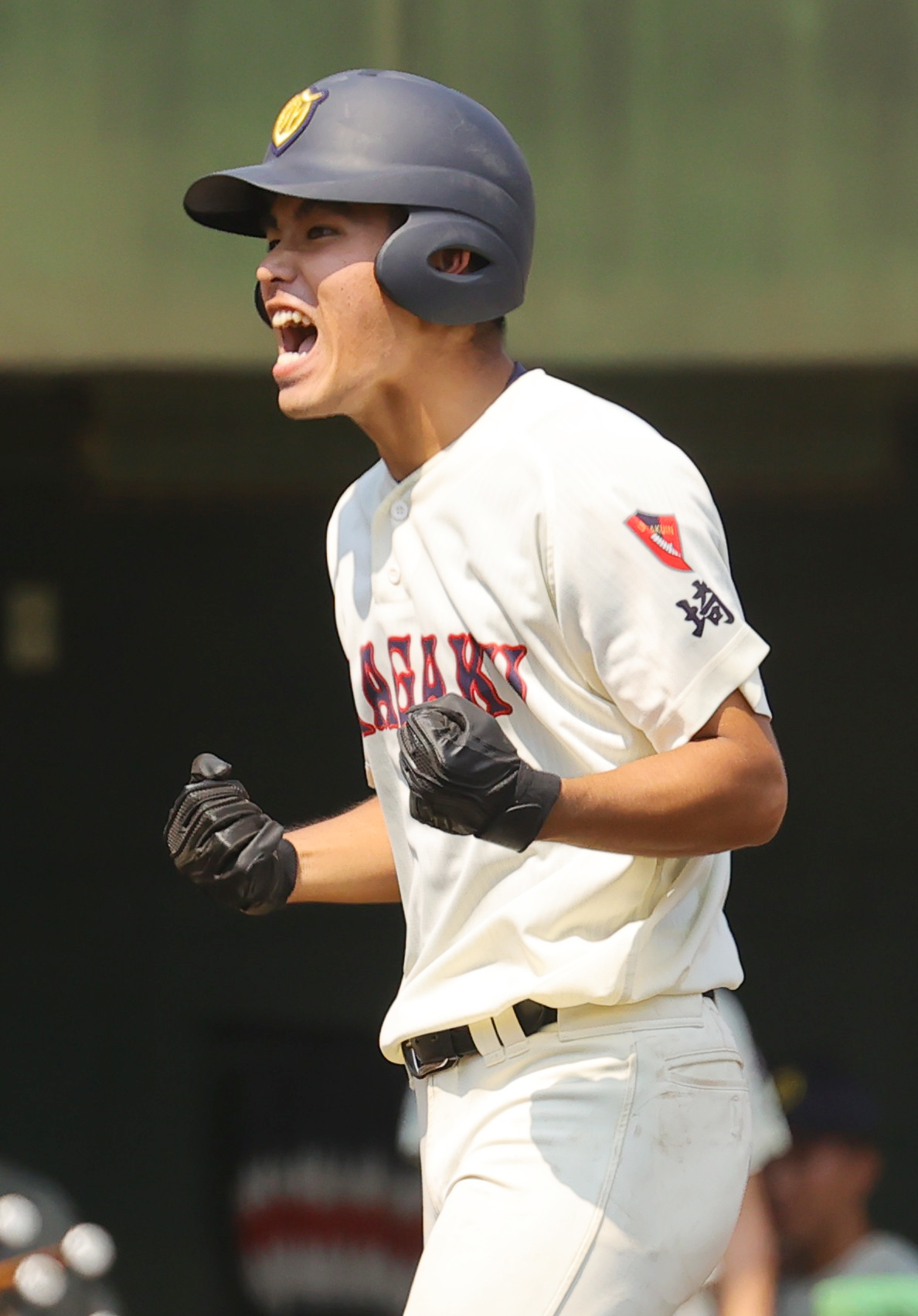 川越東対浦和学院　3回裏浦和学院1死、右越え本塁打を放ち喜ぶ喜屋武（撮影・野上伸悟）