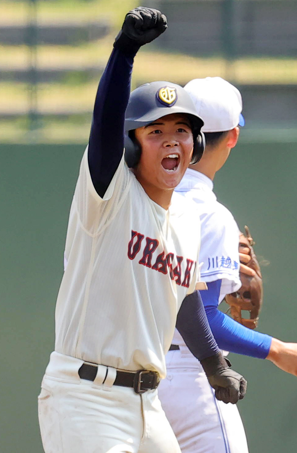 川越東対浦和学院　1回裏浦和学院2死三塁、先制右中間適時二塁打を放ち喜ぶ西田（撮影・野上伸悟）