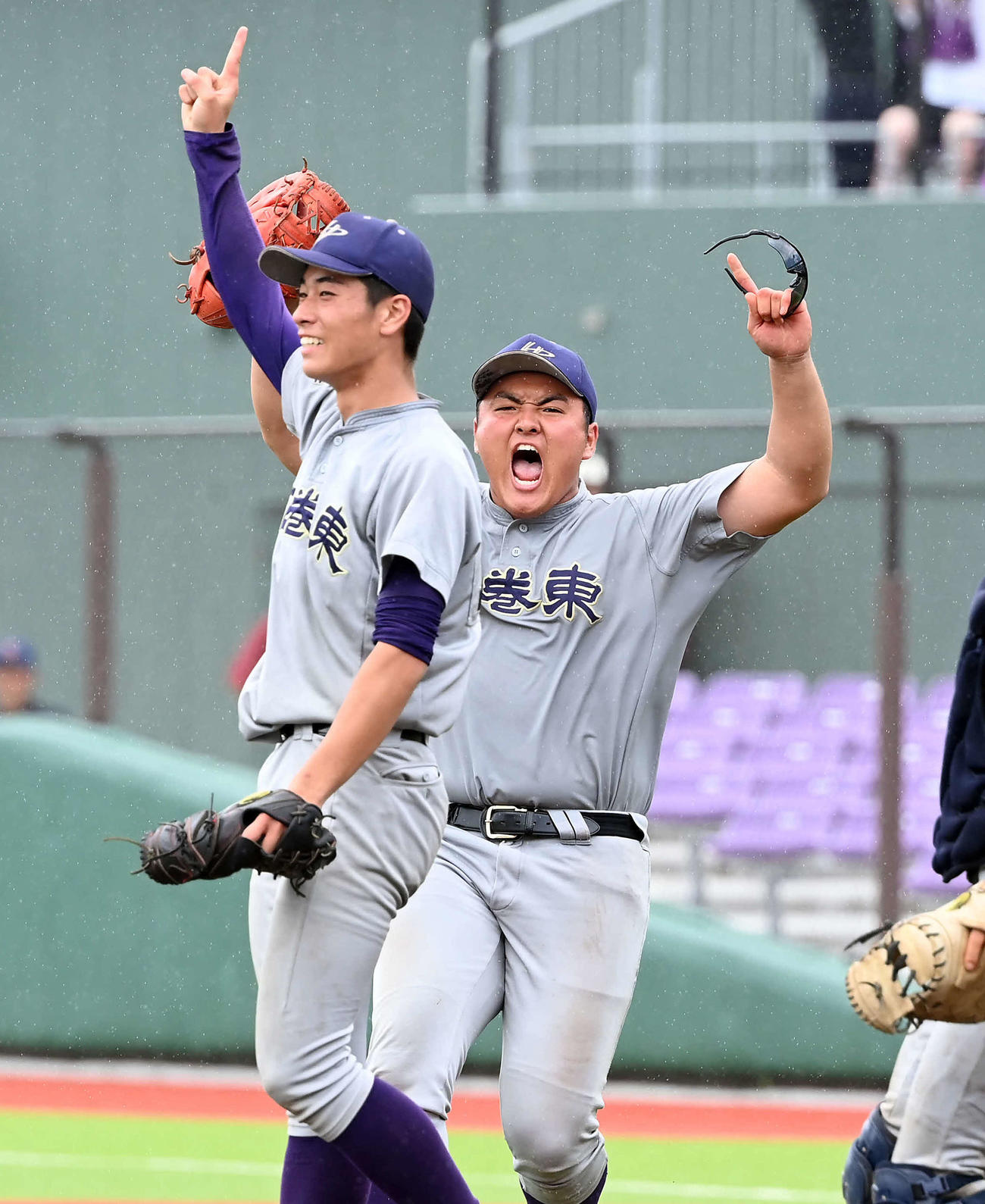 盛岡三対花巻東　優勝に喜びを爆発させる花巻東・佐々木麟（右）は小松に駆け寄る（撮影・たえ見朱実）