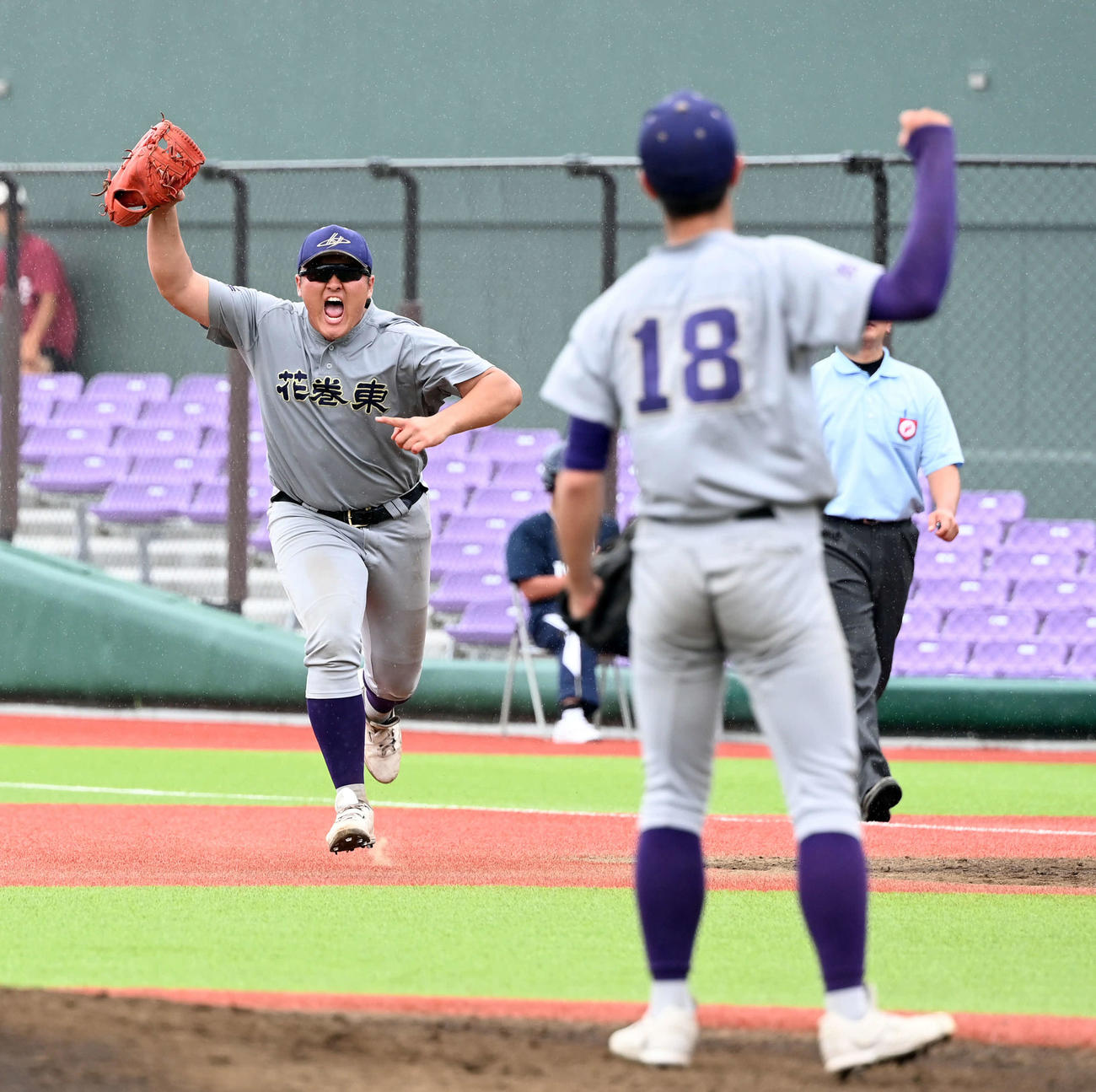 盛岡三対花巻東　優勝を飾り小松（手前）に駆け寄る花巻東・佐々木麟（撮影・たえ見朱実）