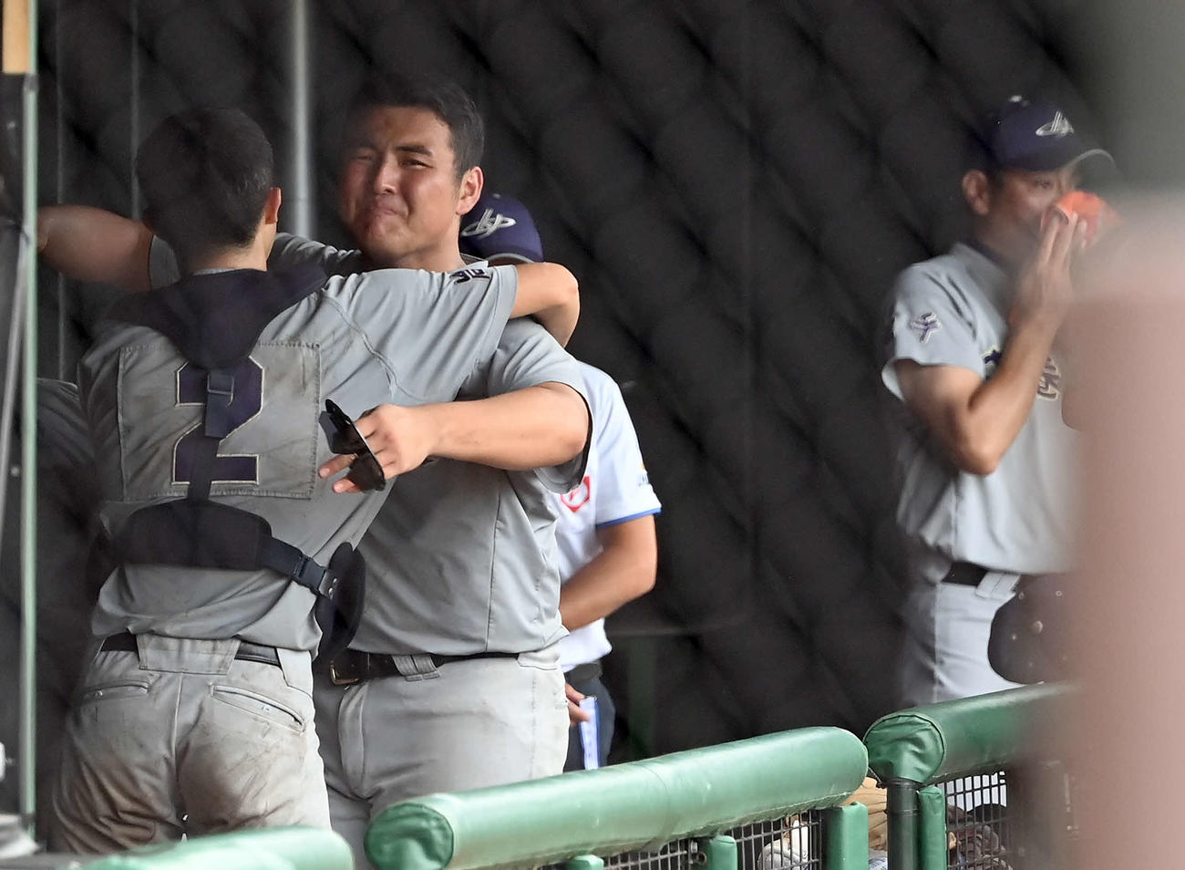 盛岡三対花巻東　優勝を飾り小林と抱き合って喜ぶ花巻東・佐々木麟太。目頭を押さえる佐々木監督（撮影・たえ見朱実）