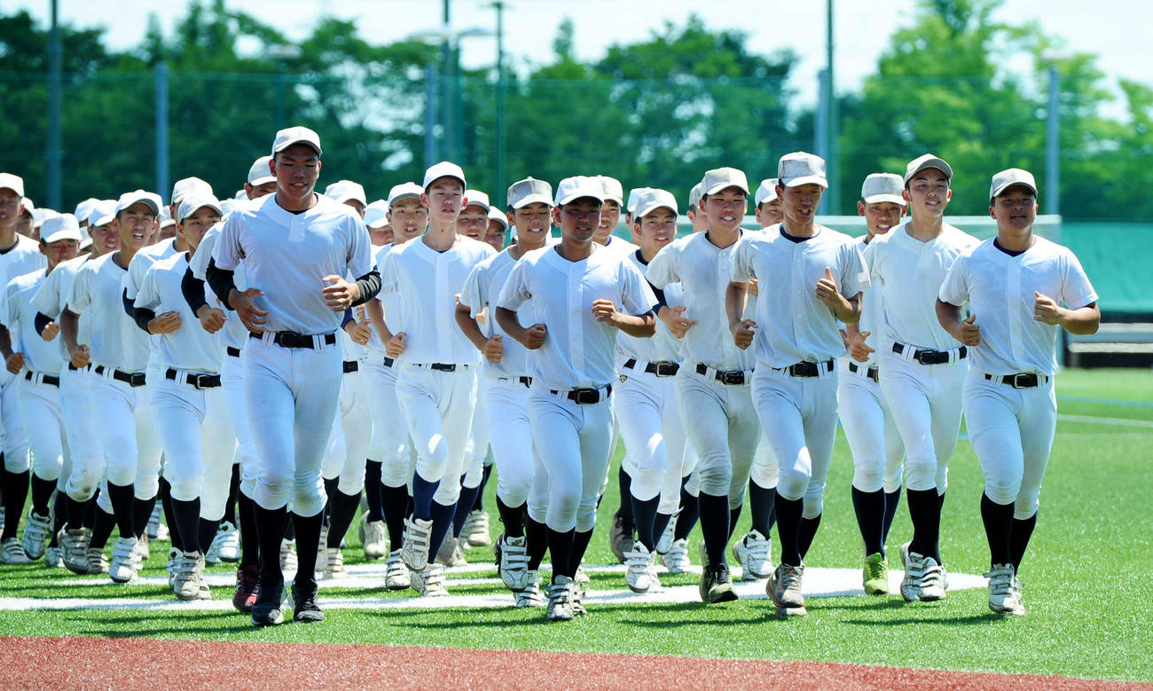 足並みをそろえてランニングをする東京学館新潟の選手たち