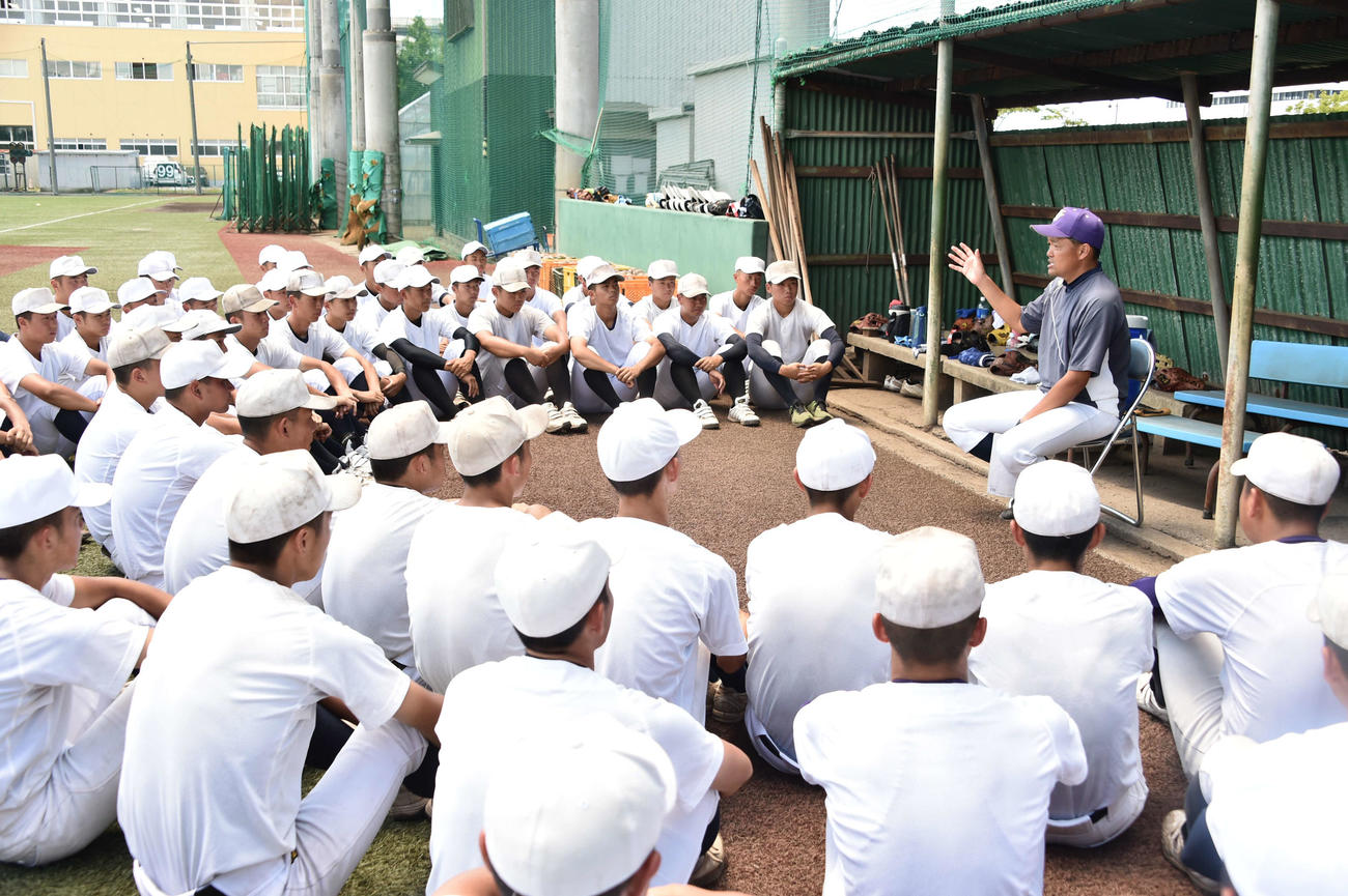 練習前、選手に語りかける旅川監督