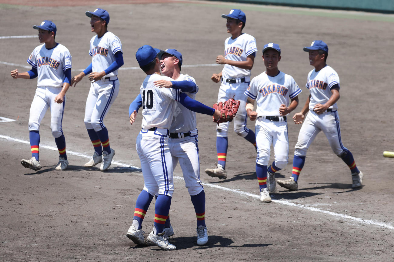 高田商対天理　天理に勝利して抱き合う仲井（（左）と小林と喜ぶ高田商ナイン（撮影・白石智彦）