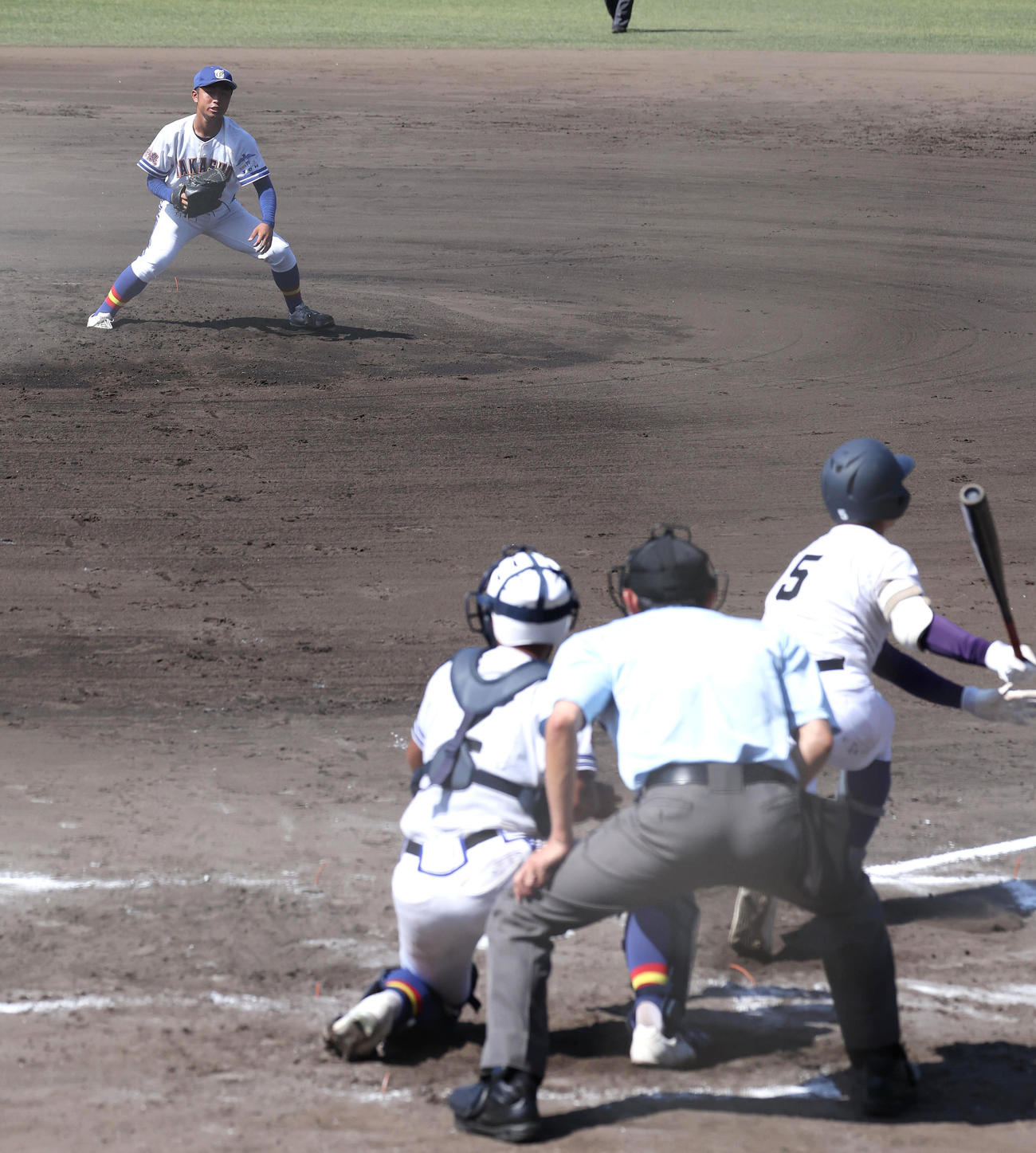 高田商対天理　1回裏天理2死三塁、高田商先発宮武大は松本を空振り三振にする（撮影・白石智彦）