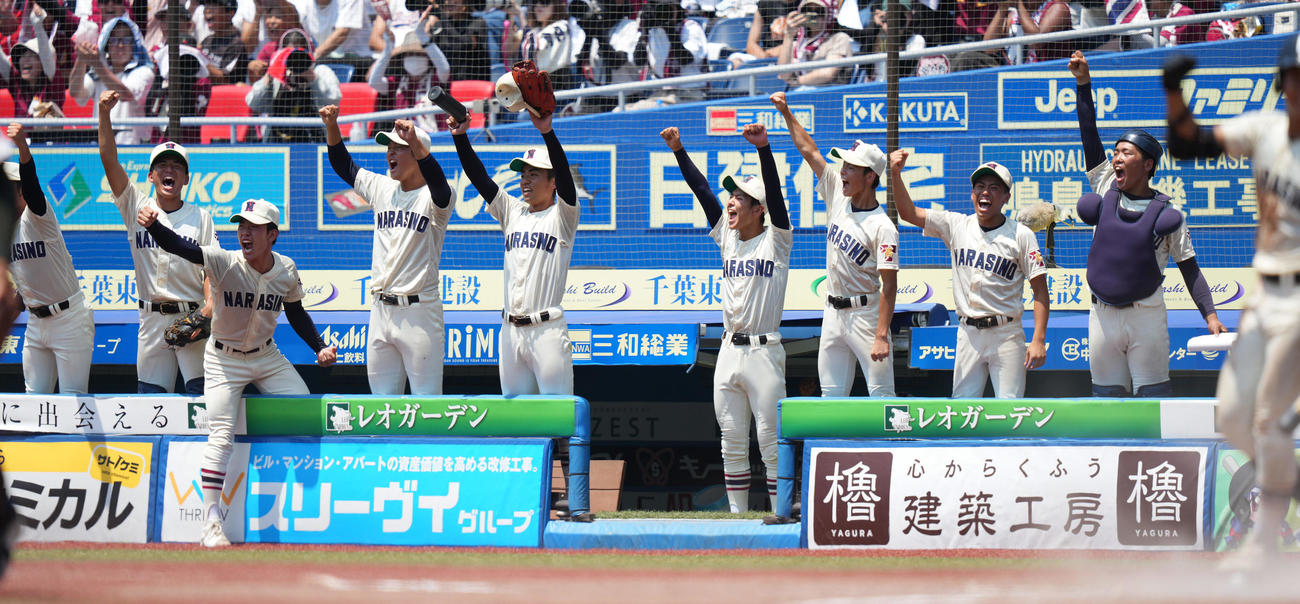 習志野対専大松戸　6回表習志野2死二、三塁、佐藤の左2点適時打に沸く習志野ベンチ（撮影・鈴木みどり）