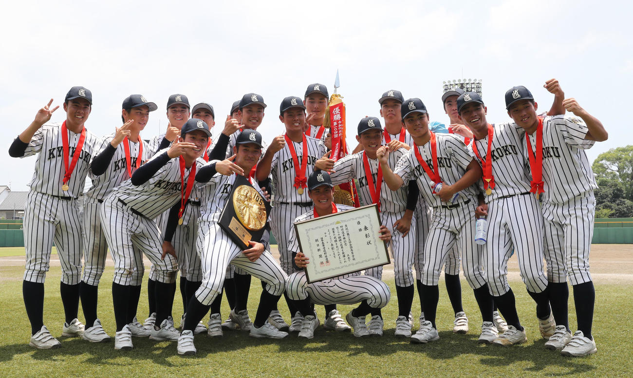 東筑対九州国際大付　優勝し記念撮影に納まる九州国際大付ナイン（撮影・冨田成美）