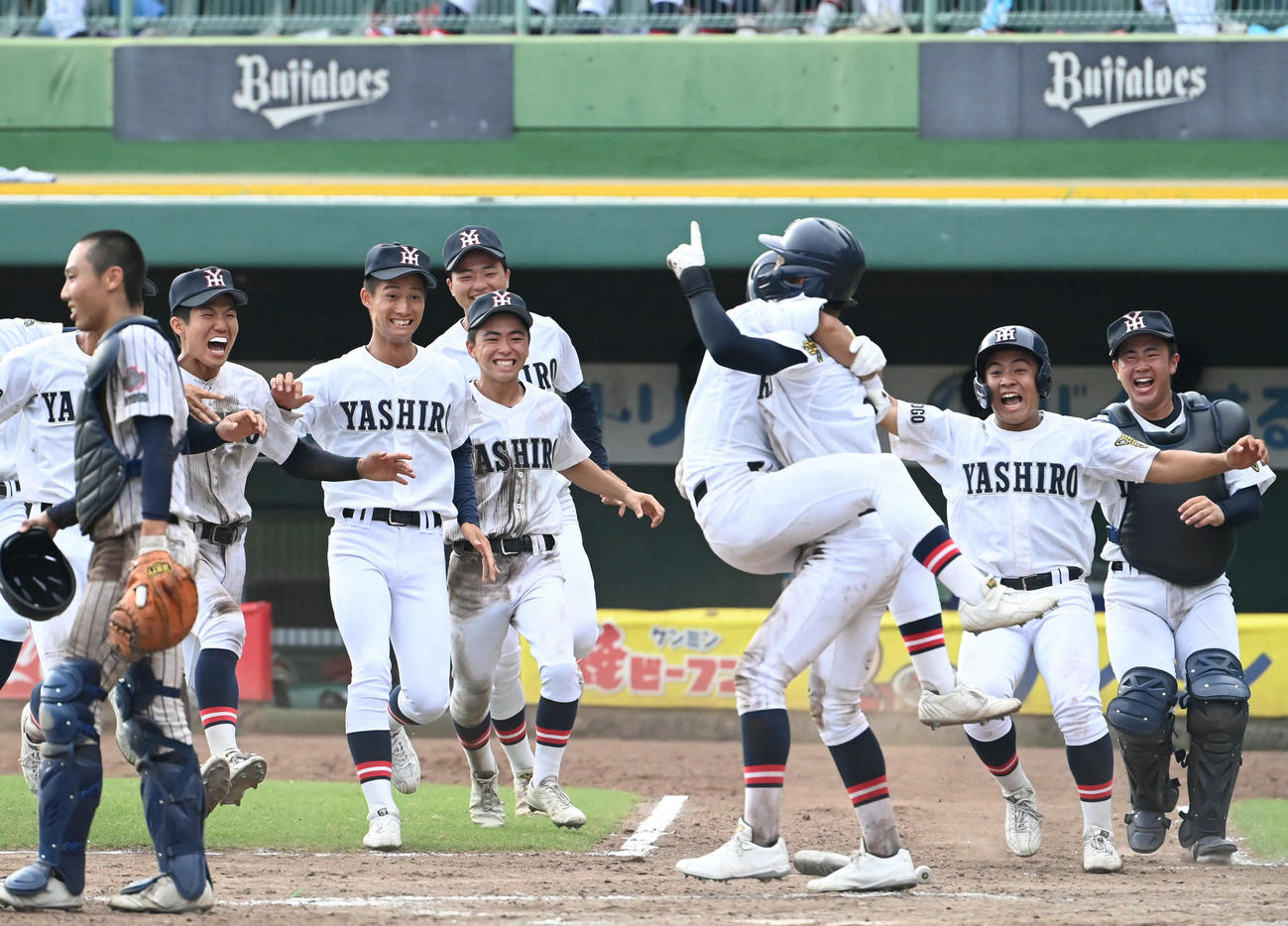 明石商対社　明石商に勝利し喜ぶ社ナイン（撮影・石井愛子）