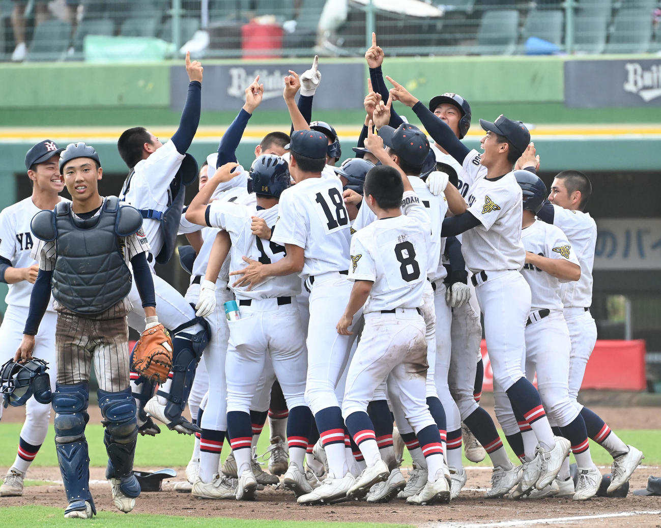 甲子園出場を決め喜ぶ社ナイン（撮影・石井愛子）