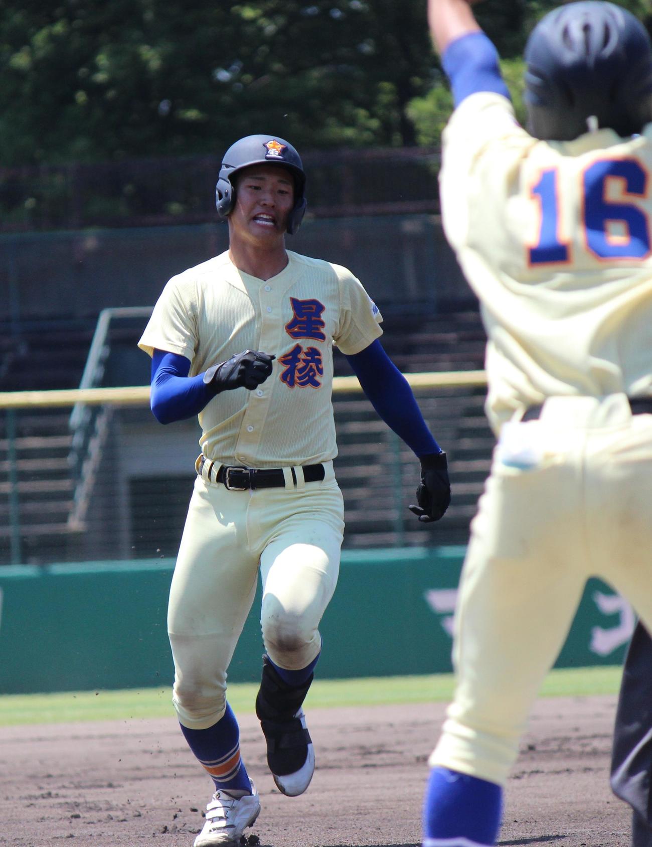 星稜対遊学館　初回、先制2点三塁打を放ち三塁に駆け込む星稜・近藤（撮影・柏原誠）