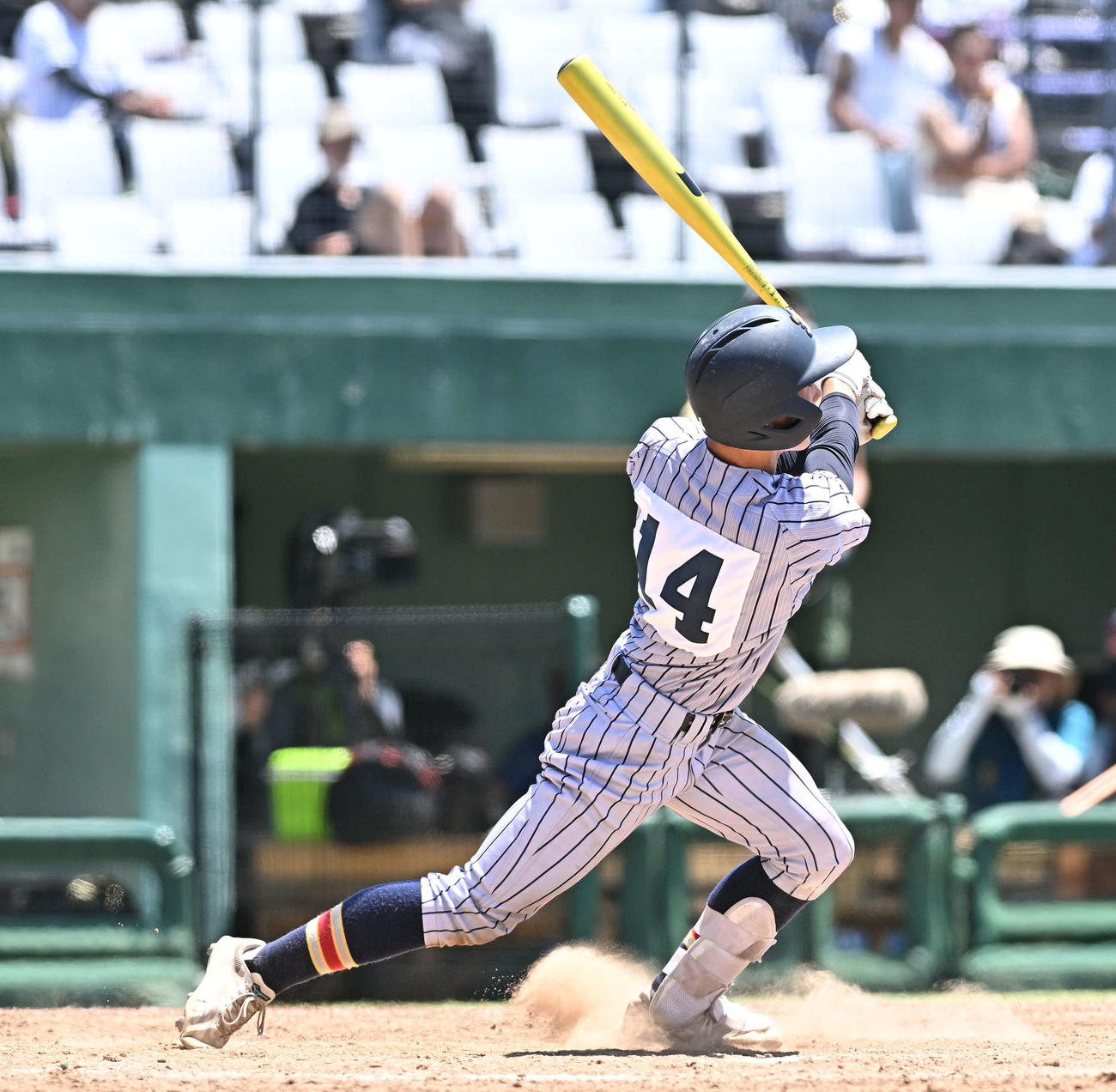 松商学園対上田西　8回裏上田西1死二塁、片平は左越え2点本塁打を放つ（撮影・滝沢徹郎）
