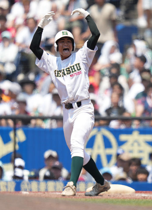習志野対専大松戸　3回裏専大松戸2死二塁、中前適時打を放ち、両手を挙げる太田（撮影・鈴木みどり）