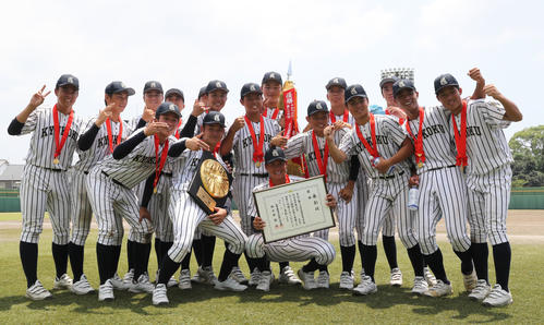 東筑対九州国際大付　優勝し記念撮影に納まる九州国際大付ナイン（撮影・冨田成美）