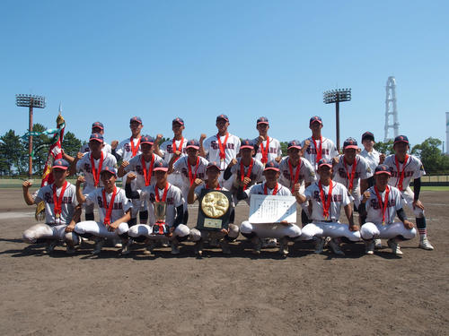 いなべ総合学園対宇治山田商　表彰式後に集合写真に収まるいなべ総合学園ナイン（撮影・永田淳）