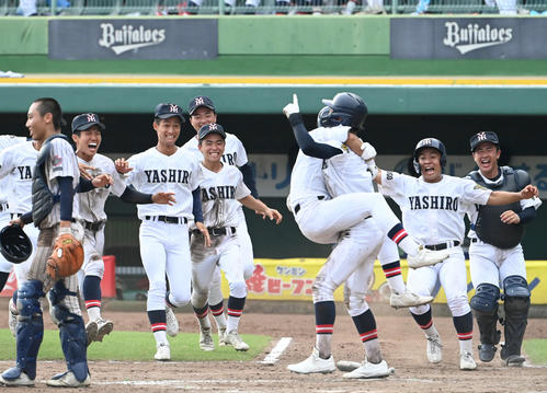 明石商対社　明石商に勝利し喜ぶ社ナイン（撮影・石井愛子）