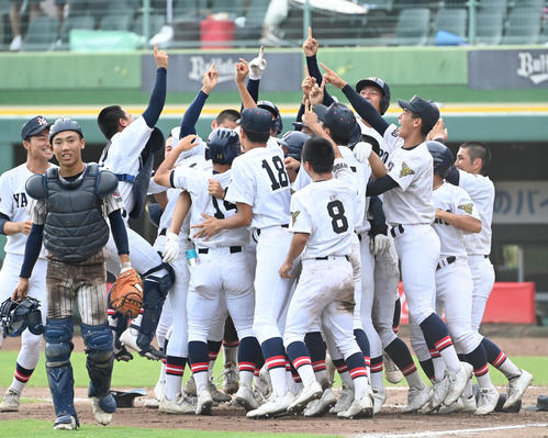 甲子園出場を決め喜ぶ社ナイン（撮影・石井愛子）