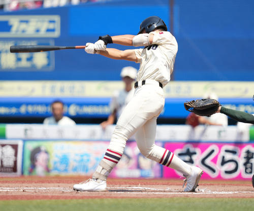 習志野対専大松戸　1回表習志野1死一、二塁、先制の右前適時打を放つ佐藤（撮影・鈴木みどり）