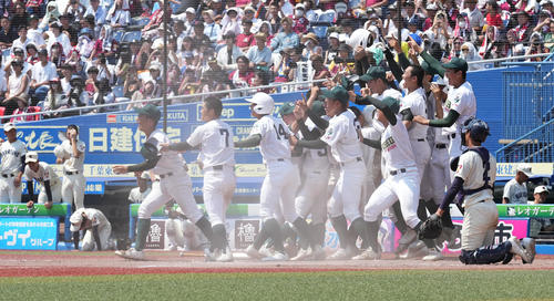 習志野対専大松戸　9回サヨナラ勝ちで優勝を決め、歓喜する専大松戸ナイン（撮影・鈴木みどり）