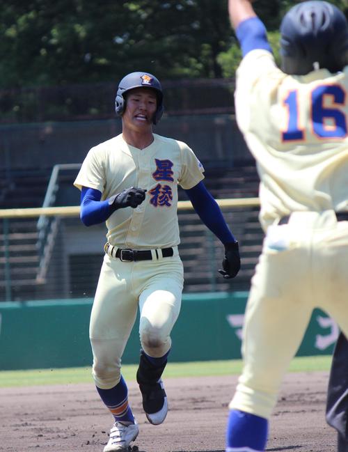 星稜対遊学館　初回、先制2点三塁打を放ち三塁に駆け込む星稜・近藤（撮影・柏原誠）