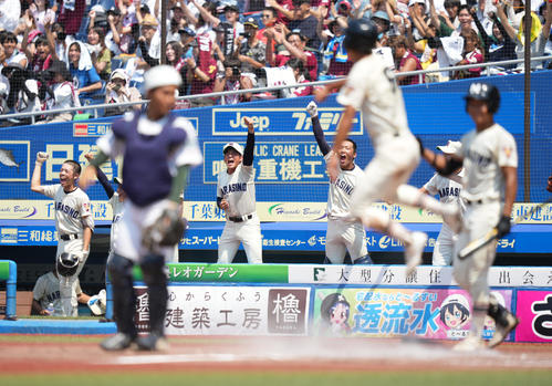 習志野対専大松戸　1回表習志野1死一、二塁、佐藤の先制の右前適時打に盛り上がるベンチ（撮影・鈴木みどり）