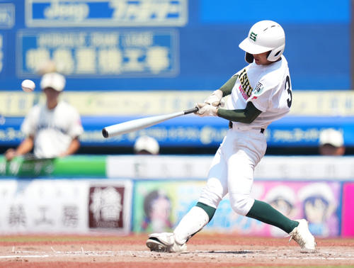 習志野対専大松戸　1回裏専大松戸1死満塁、中2点適時打を放つ広川（撮影・鈴木みどり）