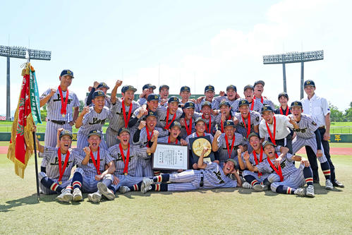 松商学園対上田西　優勝を決め笑顔で写真に納まる上田西の選手たち（撮影・滝沢徹郎）