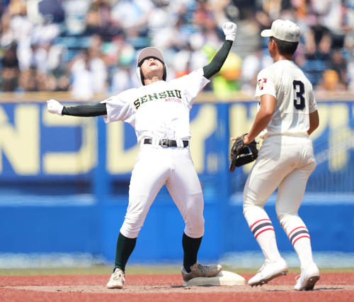 習志野対専大松戸　1回裏専大松戸2死一、二塁、中2点適時二塁打を放ちガッツポーズする太田（撮影・鈴木みどり）
