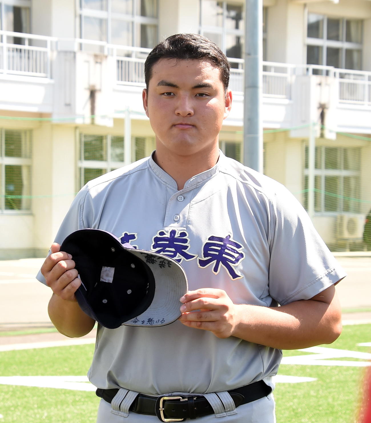岩手大会優勝から一夜明け「命を懸ける」「逆襲」と記した帽子を見せながら取材対応する花巻東・佐々木麟（撮影・山田愛斗）