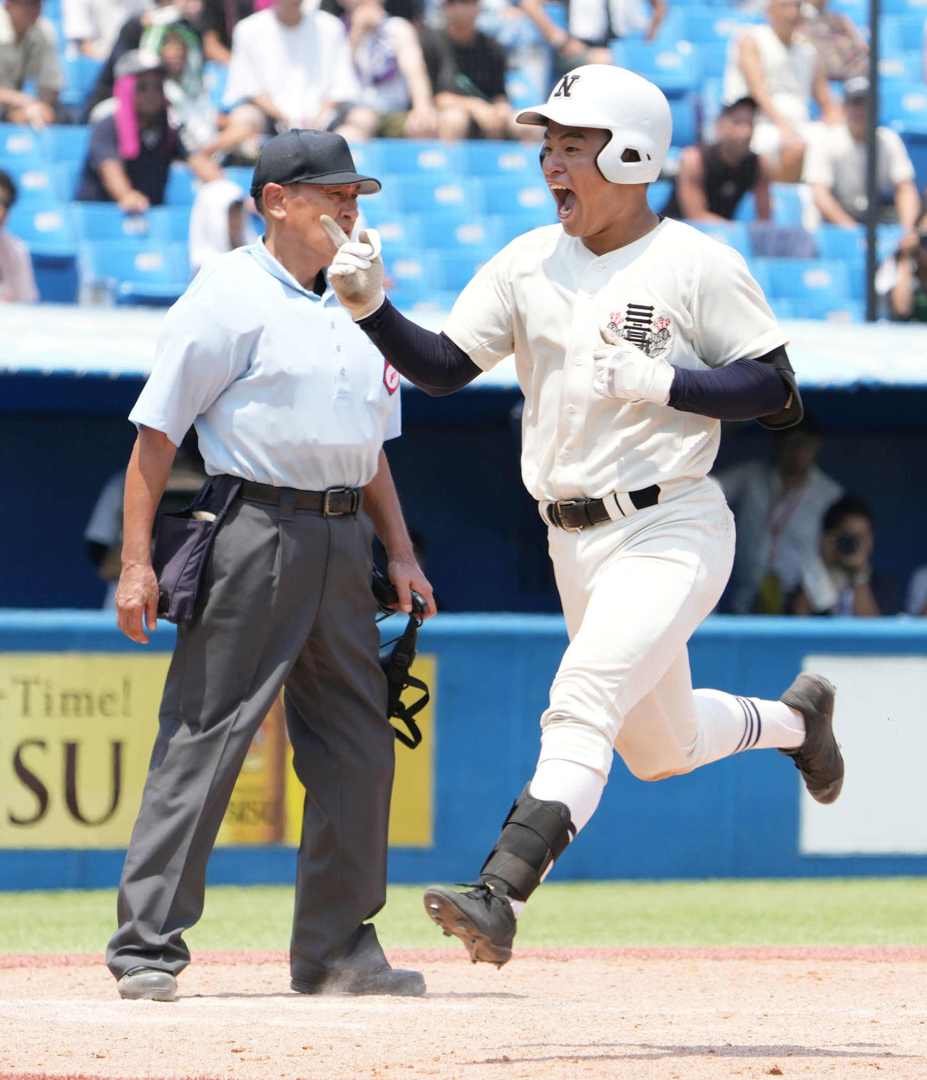 日大三対明大中野八王子　4回裏日大三2死、二宮は右にランニング本塁打を放つ（撮影・小沢裕）