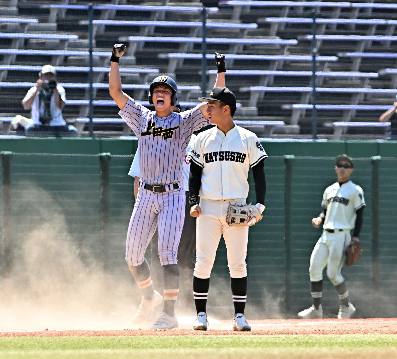 松商学園対上田西　3回表上田西2死一塁、横山（左）は右翼に適時三塁打を放ちガッツポーズする（撮影・滝沢徹郎）