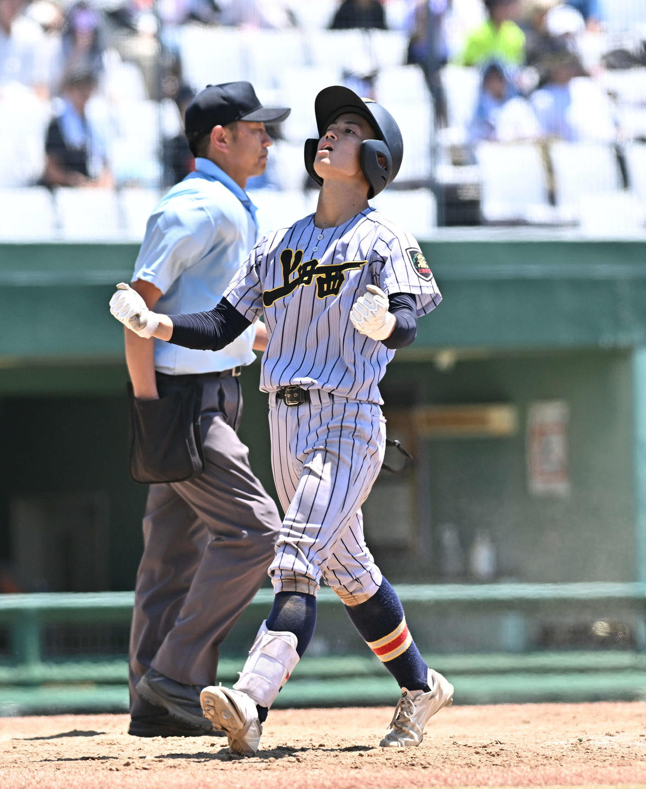 松商学園対上田西　8回裏上田西1死二塁、左越え2点本塁打を放った片平はガッツポーズで生還する（撮影・滝沢徹郎）