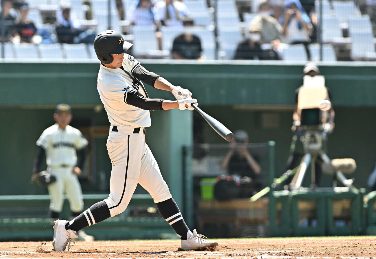 松商学園対上田西　1回裏松商学園2死三塁、市川は先制中前適時打を放つ（撮影・滝沢徹郎）