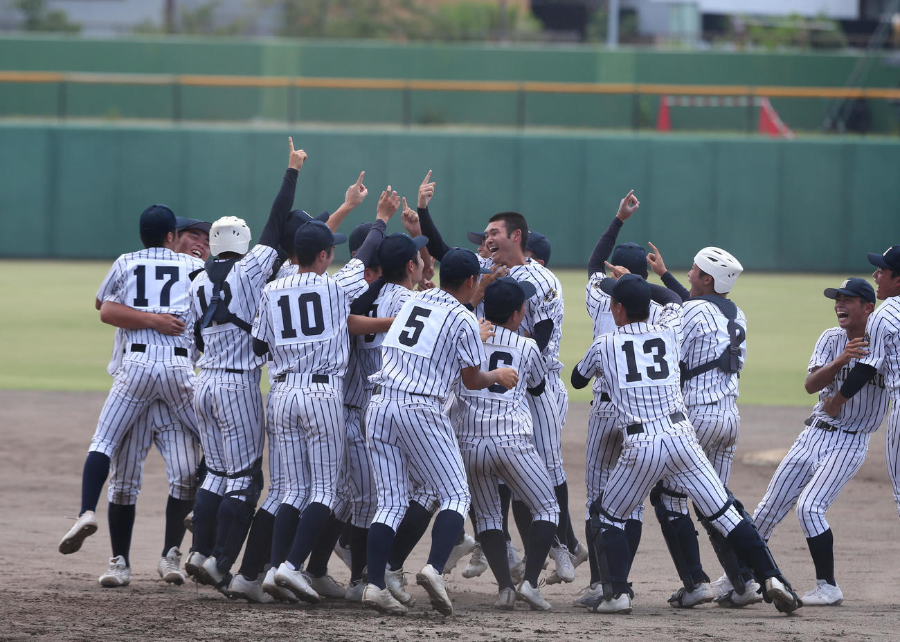 東筑対九州国際大付　優勝し歓喜の輪をつくる九州国際大付ナイン（撮影・冨田成美）